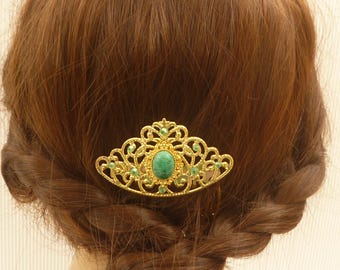 Peineta exclusiva y única con una piedra preciosa verde, de color dorado y con forma de nube, ideal para novias, bodas, fiestas y celebraciones.