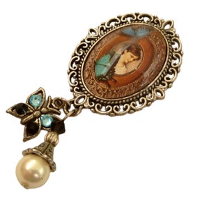 Nostalgische Brosche mit Jugendstil Dame und Schmetterlingen mit Muschelkernperle silberfarben Geschenk Frau Freundin
