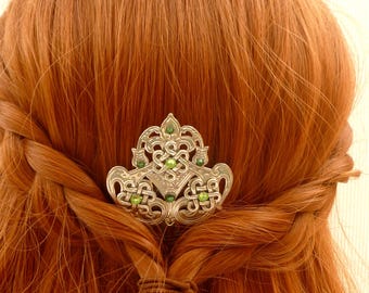 アイルランド風の魔法のヘアコーム。ケルトノットとシルバーカラーのグリーンクリスタル付き。アイルランドのブライダルヘアアクセサリー。彼女へのギフトアイデア。