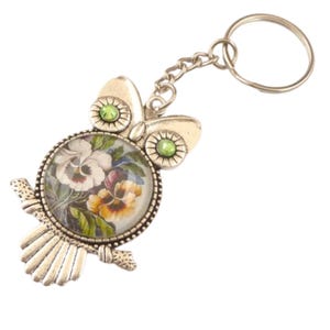 Sleutelhanger met groot uilenembleem en viooltjesmotief nr. 2 paarsgroen zilver cadeau-idee vrouw vriendin Valentijnsdag