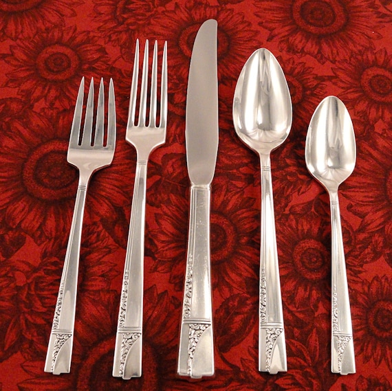 CHEVRON 1930 OVAL SOUP or DESSERT SPOON BY 1881 ROGERS
