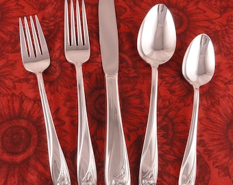 Minty Place Settings DAFFODIL by 1847 Rogers Bros _ Vintage 1950 Silverplate _ Priced per 5 Piece Dinner Place Setting