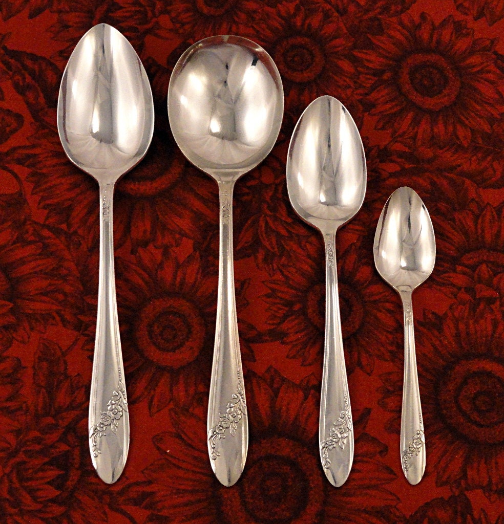 Minty Queen Bess II Choice Pieces by Oneida Community Tudor Plate