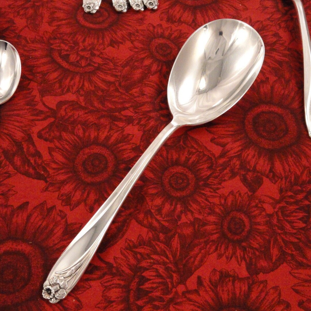 Minty Casserole Spoon _ DAFFODIL by 1847 Rogers Bros _ Vintage 1950