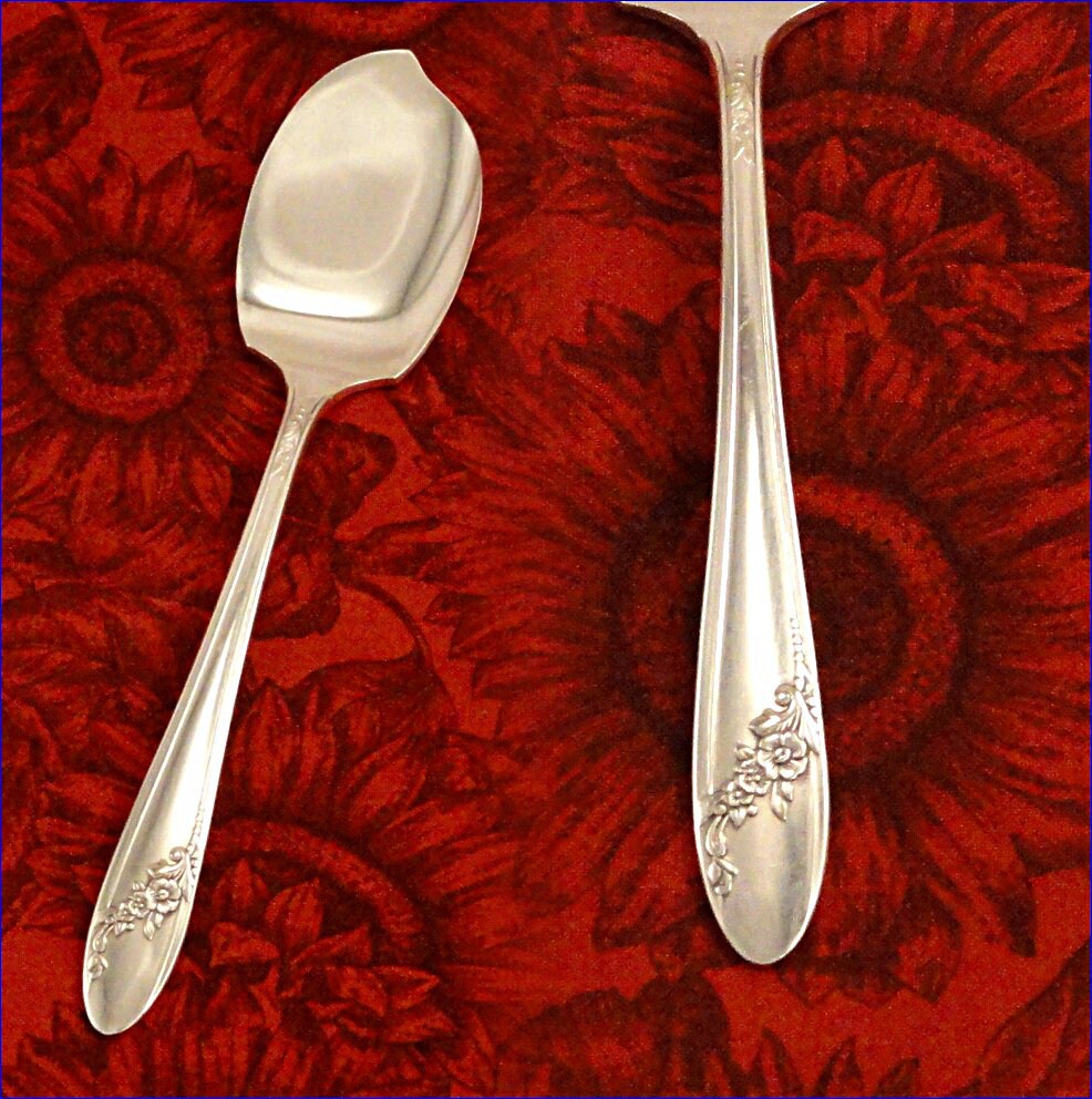 Minty Queen Bess II SERVERS by Oneida Community Tudor Plate _