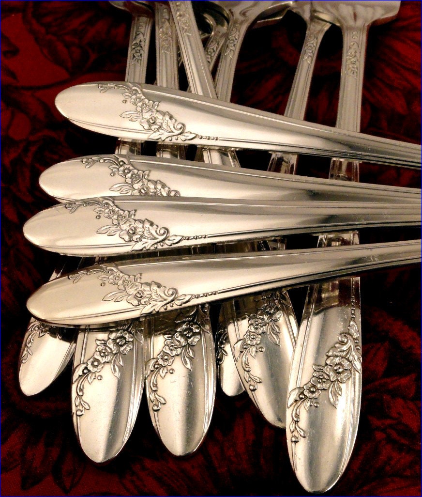 Minty Queen Bess II Choice Pieces by Oneida Community Tudor