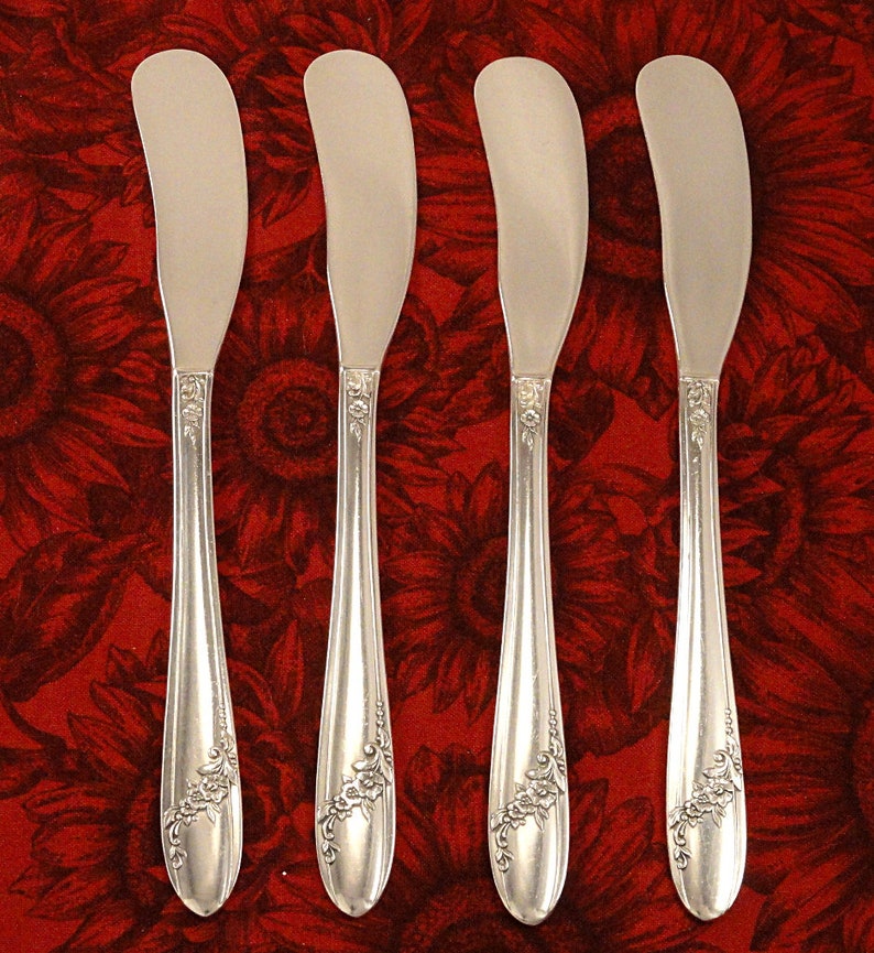 Set 4 Individual Butter Spreader Knives Queen Bess II Vintage Silverplate 1946 Oneida Community Tudor Plate Silver Plate Flatware