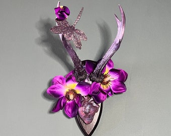 Geweih "dragon-fly at heart" - Unikat mit echtem Gehörn - Wanddeko auf Holz in violett und schwarz