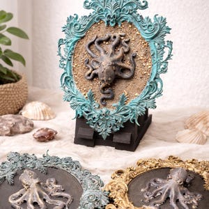 Veggie Taxidermy Oktopus im Barockrahmen – Curiosity Cabinet Wandobjekt – Gothic Boho Kunst – Oddities Deko – Handgemachtes Unikat