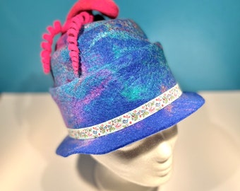 Verspielter Hut handgefilzt -eine ganz besondere, wandelbare Kopfbedeckung - aus Merino- und Bergschafwolle - ein AnnaBlumenkind-Unikat