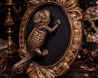 Decorazione murale gotica: Camaleonte in una cornice – Arte di tassidermia vegetale gotica glamour – Oggetto da parete stampato in 3D, Dark Decor