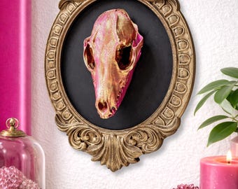 Decorazione murale con teschio di volpe finto: teschio stampato in 3D in una cornice barocca, arredamento per la casa in stile gotico scuro, arte tassidermica con bacche dorate