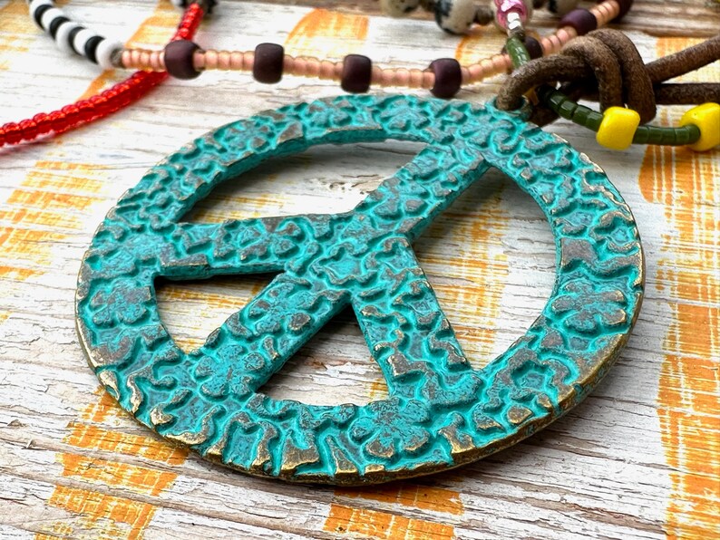 Zarte Kette aus Glasperlen boho style Peace Anhänger 78cm Bild 3