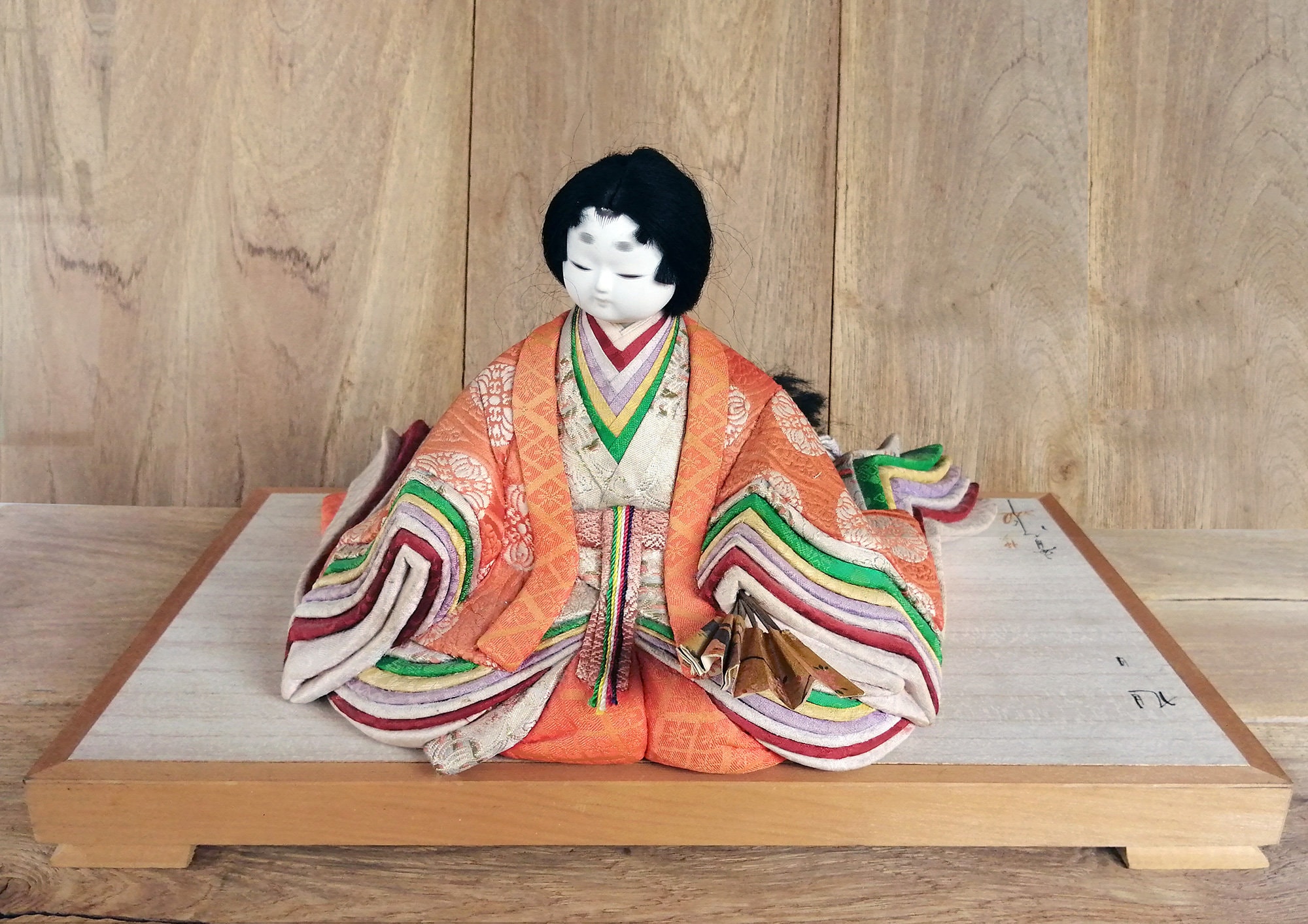 Poupée japonaise vintage mignonne Kimekomi avec petit kimono orange