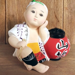 Hakata Ningyo, bambola in ceramica tradizionale giapponese, ragazzo giapponese seduto accanto a una lanterna rossa del festival, altezza della bambola vintage: 5,8 pollici