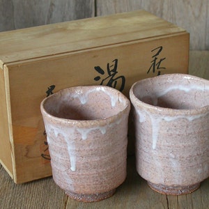 Xícara de chá de cerâmica japonesa, conjunto de 2 Yunomi, copos rosa, terracota, argila áspera, xícara de casal, presente de aniversário, vintage, feito no Japão.