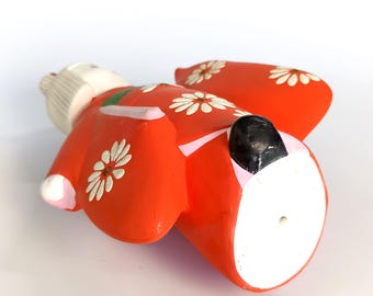 博多人形、日本の伝統的な陶器人形、日本の工芸品、オレンジ色の着物を