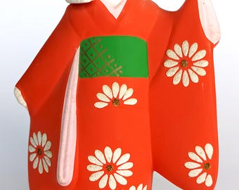 博多人形、日本の伝統的な陶器人形、日本の工芸品、オレンジ色の着物を