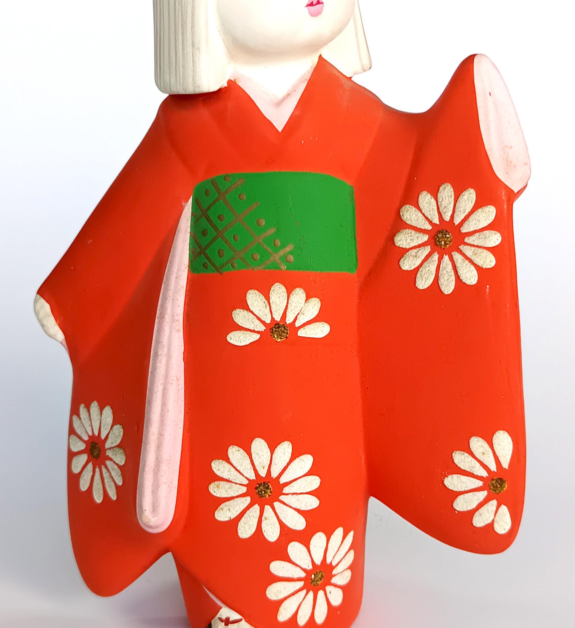博多人形、日本の伝統的な陶器人形、日本の工芸品、オレンジ色の着物を