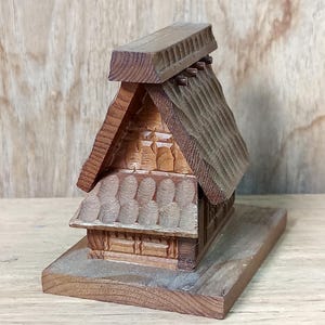 Hand-Carved Wooden House Miniature – Shirakawa-go Gassho Style | Japanese Folk Art | Vintage Decor Hight 2.2 inches