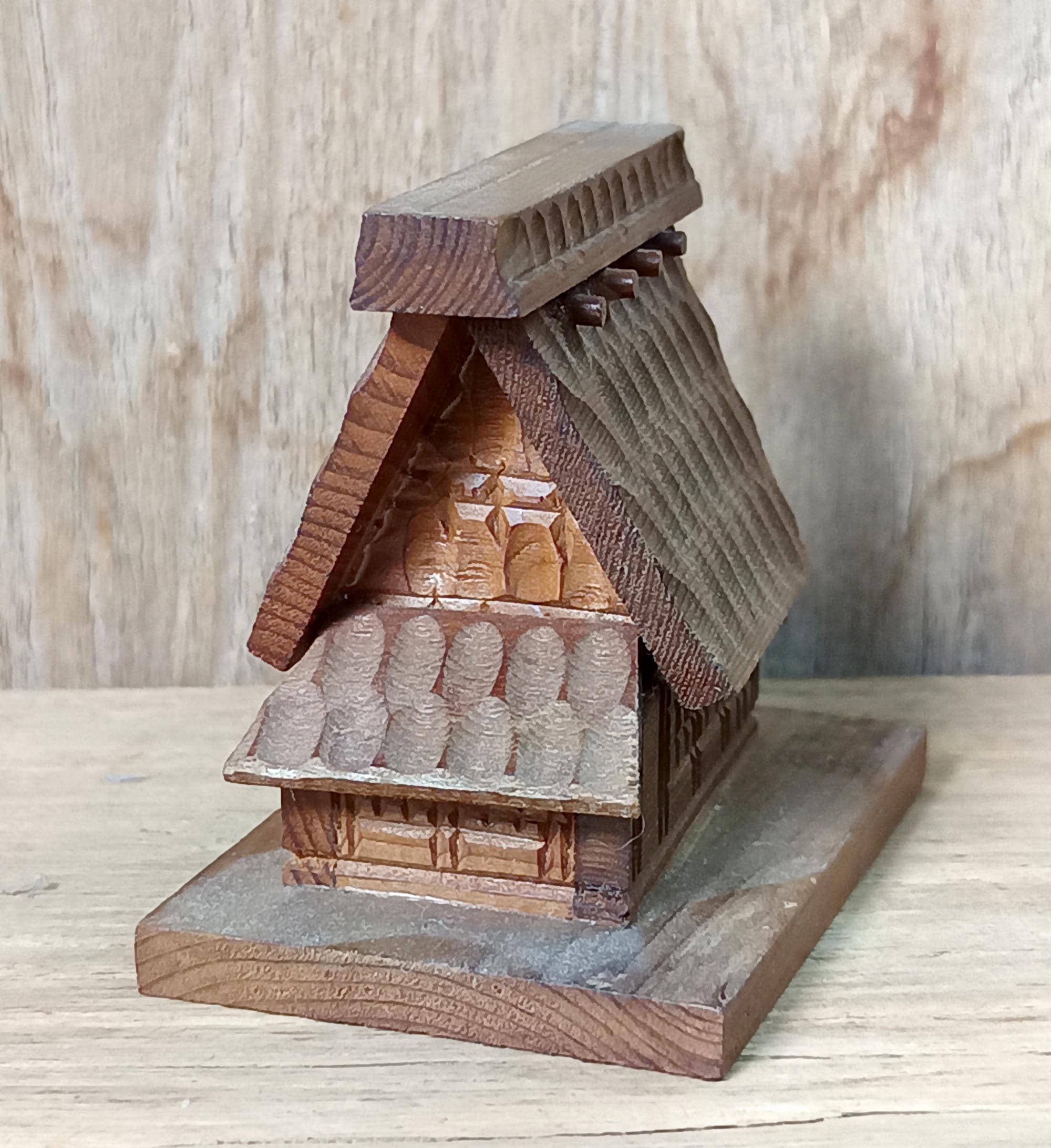 【ハンドメイド】木製 合掌造り（古民家）ミニチュア模型 置物・インテリア 手彫り木製家屋ミニチュア – 白川合掌様式 | 日本の民芸品