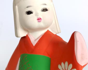 博多人形、日本の伝統的な陶器人形、日本の工芸品、オレンジ色の着物を