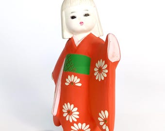 日本の伝統的な陶器製人形 博多人形、日本の伝統的な陶器人形、日本の工芸品、オレンジ色の着物を
