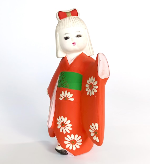 博多人形、日本の伝統的な陶器人形、日本の工芸品、オレンジ色の着物を