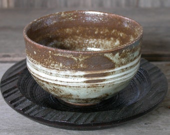 Céramique et poterie japonaises, tasse à thé en céramique, bol à thé avec soucoupe, semi-mat, brun et blanc, argile en grès, fabriqué au Japon.