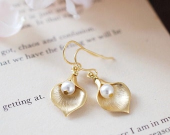 Gold Calla Lily Earrings, Cream White Pearls Earrings, Wedding Bridal Earrings, Bridesmaid Gifts, June Birthstone, Gift for mom Wife for her