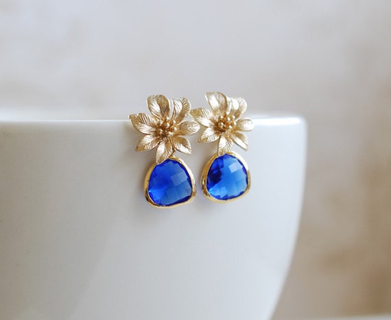 Un par de azul cobalto cristal oro plateado clip en forma de lágrima pendientes.