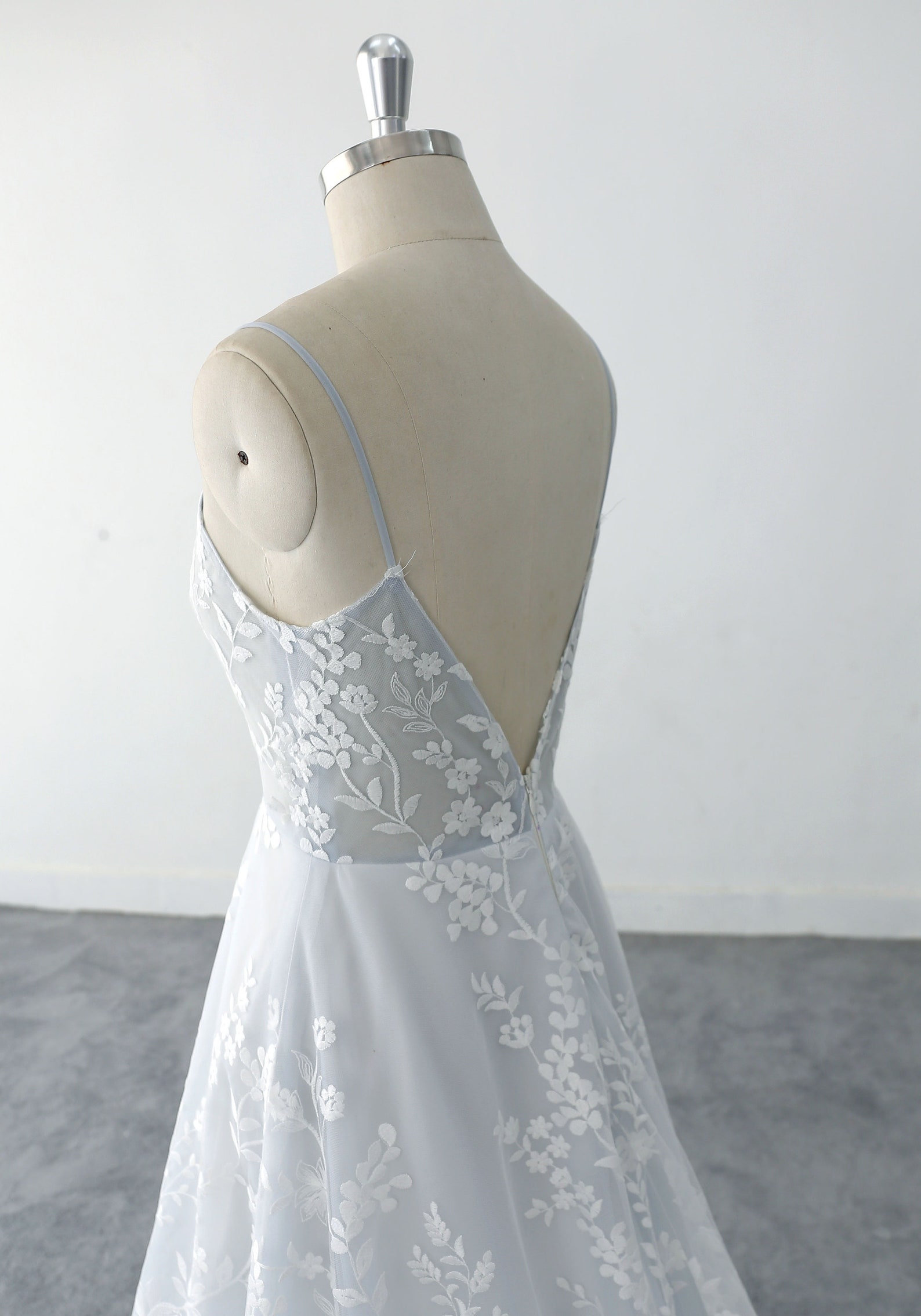 Short Wedding Dress Leaves Lace Appliquéd Open Back Plunging V Neck Bridal Party Dress