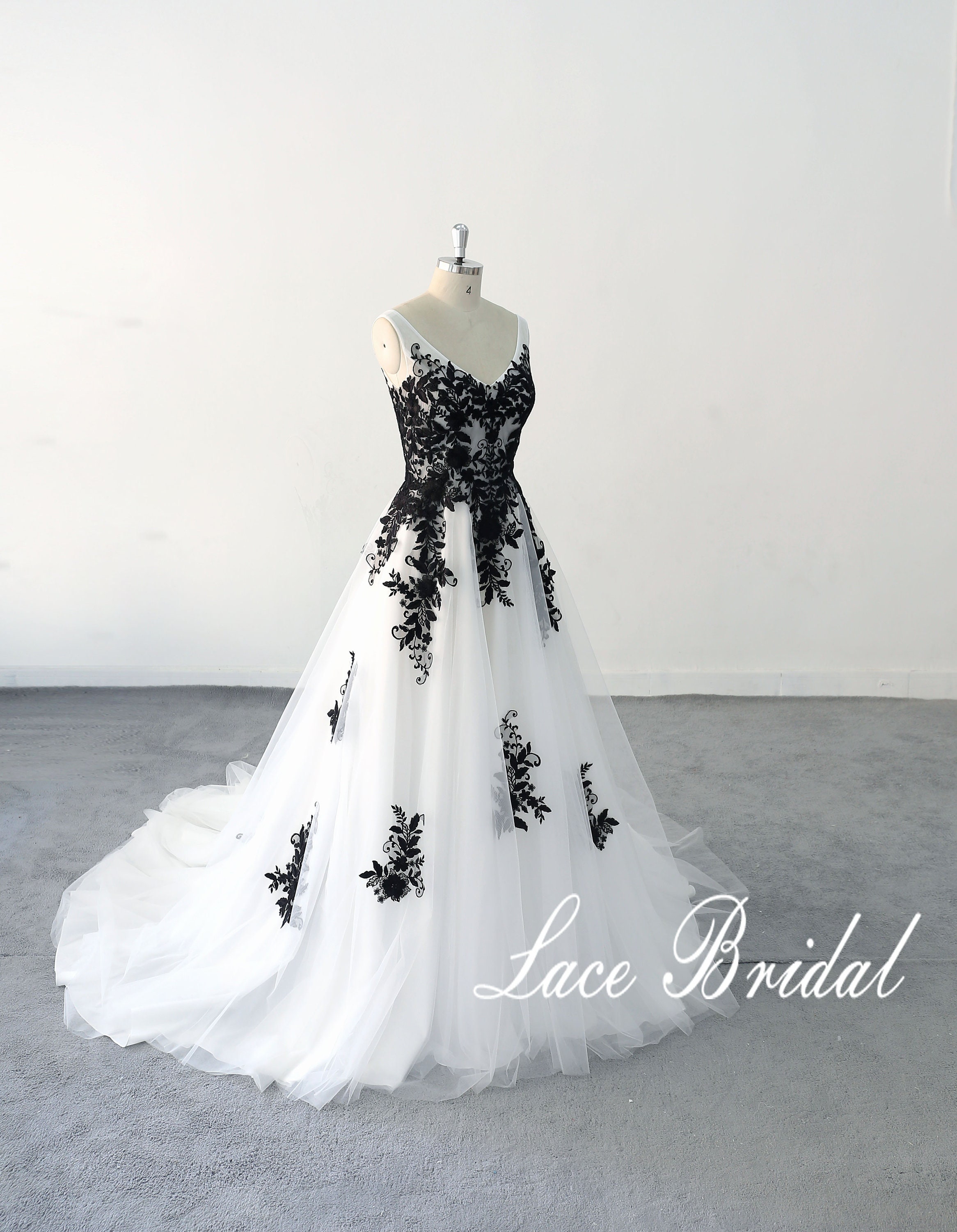 ドレスブラックDressBlack 日本製 ホワイトレース ウェディングドレス ドレスブラックDressBlack 日本製 ホワイトレース ウェディング