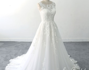 Custom made A-line tulle lace wedding dress Cathedral Wedding Dress gorgeous wedding dress