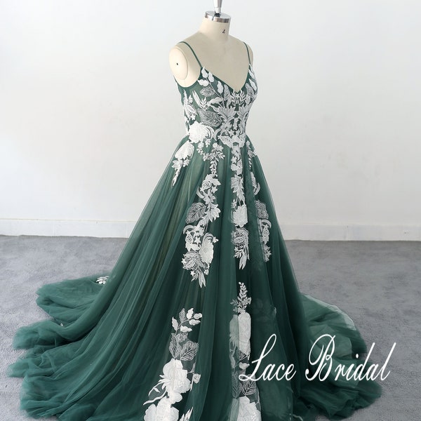 Vestido de noiva verde-escuro com renda, modelo boho de verão com alças finas.