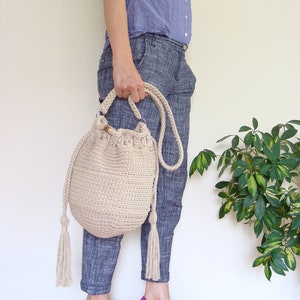 Häkeltasche mit Quasten, Eimertasche aus Baumwollseil, Boho-Umhängetasche, Kordelzugtasche nach Maß, Sacktasche