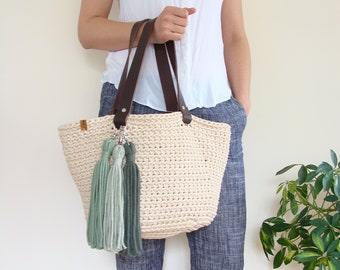 Crochet basket bag with leather straps, boho purse with tassles, custom beach bag, basket tote bag