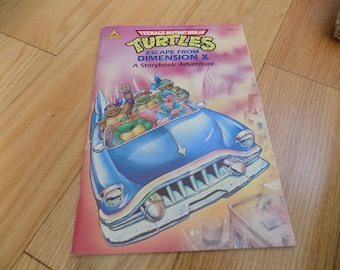 Puede incluir: Portada del libro Teenage Mutant Ninja Turtles con las cuatro tortugas en un coche azul, con el título "Escape from Dimension X" y "A Storybook Adventure".