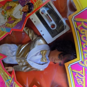 Jem y los hologramas Rock'n Gold Rio Nueva tarjeta sellada Muñecas de juguete Figura de acción Gem Cassette Muñeca con purpurina y oro