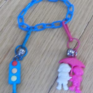 Pulsera vintage de plástico con dije de campana de los años 80, con 2 dijes azules