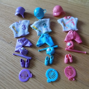 QUINTS Cousins Tyco Spielset Vintage 1980er Jahre Spielzeug Puppe Fünflinge Puppen Actionfiguren Puppe Baseballschläger Jersey Helm Zubehör