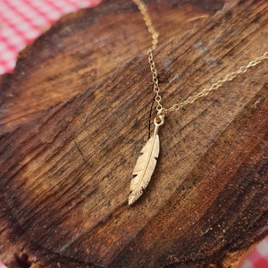 Gold Feder Halskette, zierliche Goldkette, Feder Halskette, Boho Feder Halskette, Minimalist Layered Halskette, Geschenk für sie, Geschenk für Mutter