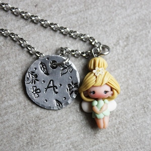 Collar de regalo personalizado, letra, personalizable, inicial, Disneyland París, muñeca de fimo, hada de arcilla polimérica, collar de fimo, trilly