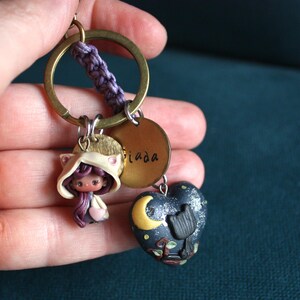 Schlüsselanhänger mit Namen, Makramee, lila, Polymer Clay Puppe, Fimo Herz, personalisiert, zum Gravieren