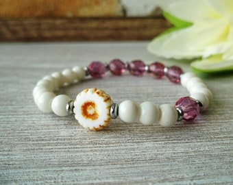 Pulsera de cuentas de vidrio con flor en blanco y violeta