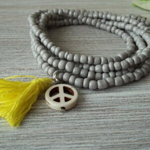 Süße Boho Kette Hellgrau mit Peace-Zeichen und Quaste Bild 5