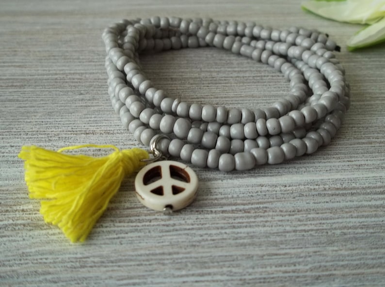 Süße Boho Kette Hellgrau mit Peace-Zeichen und Quaste Bild 5