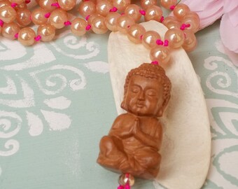 Geknotete Kette aus Glasperlen und Buddha Anhänger