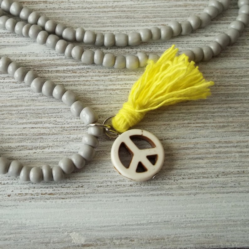 Süße Boho Kette Hellgrau mit Peace-Zeichen und Quaste Bild 4