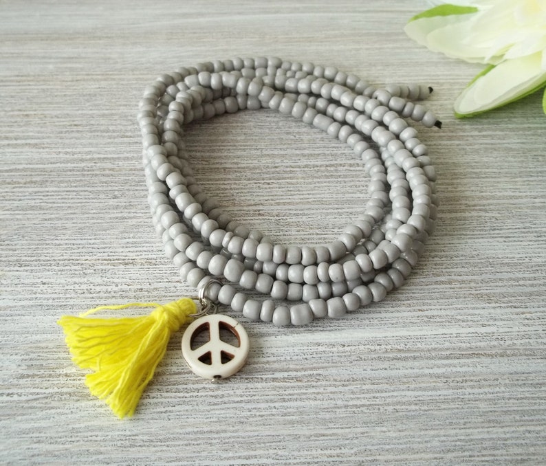 Süße Boho Kette Hellgrau mit Peace-Zeichen und Quaste Bild 6